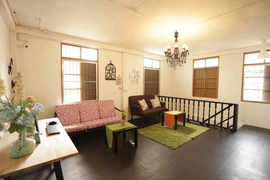 Tiger Lily Hostel Bangkok Exterior foto
